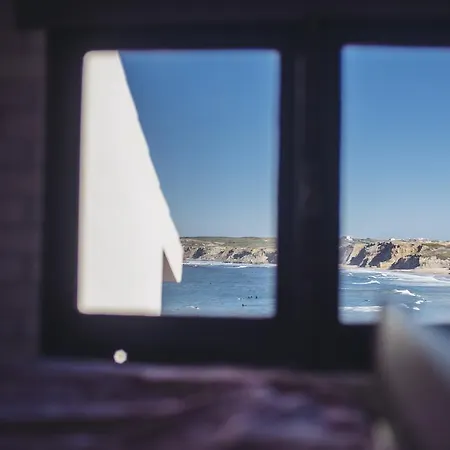 Balili Surf House 2*