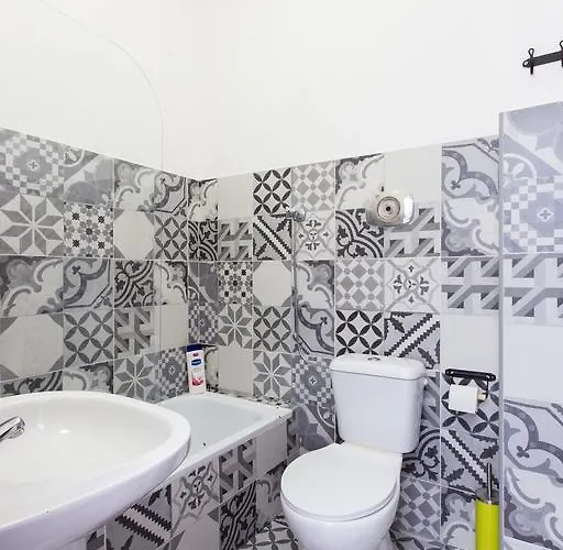 Balili Surf House 2*